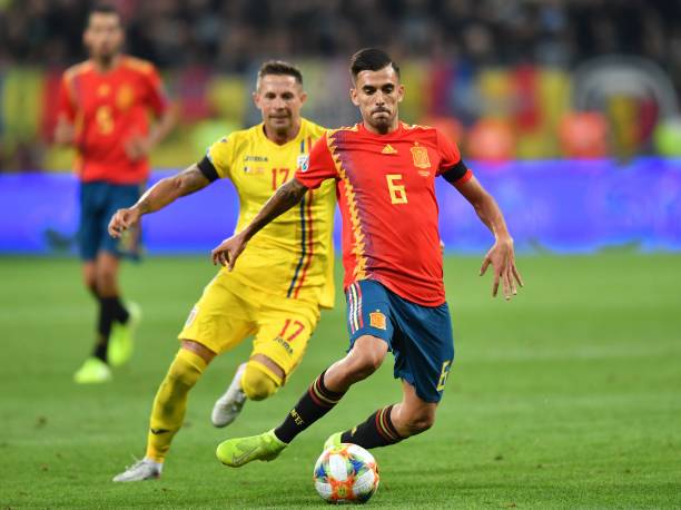 Dani Ceballos (R) of Spain vies for the ball with Romania's midfielder Ciprian Deac (L) during the Euro 2020 football qualification match between Romania and Spain in Bucharest, Romania, on September 5, 2019. (Photo by Daniel MIHAILESCU / AFP)
