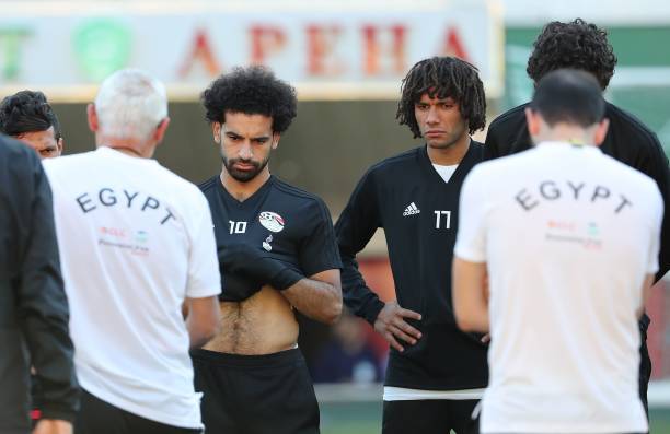 Egypt's forward Mohamed Salah (C) and Egypt's midfielder Mohamed Elneny listen to Egypt's coach Hector Raul Cuper (L) during a training session at the Akhmat Arena Stadium in Grozny on June 21, 2018 during the 2018 Russia World Cup football tournament. (Photo by KARIM JAAFAR / AFP)