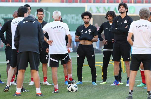 Egypt's forward Mohamed Salah (C), Egypt's midfielder Mohamed Elneny (2ndR) and Egypt's defender Ahmed Hegazi (R) listen to Egypt's coach Hector Raul Cuper with other teammates during a training session at the Akhmat Arena Stadium in Grozny on June 21, 2018 during the 2018 Russia World Cup football tournament. (Photo by KARIM JAAFAR / AFP)     