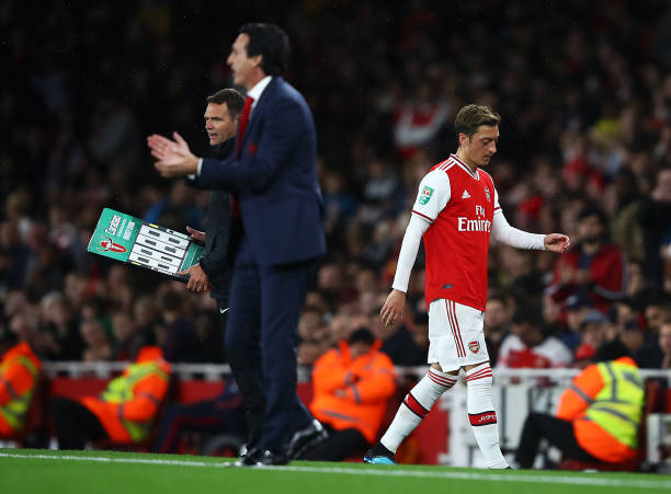 LONDON, ENGLAND - SEPTEMBER 24: Mesut Ozil of Arsenal is substituted as Unai Emery manager of Arsenal looks on during the Carabao Cup Third Round match between Arsenal and Nottingham Forest at Emirates Stadium on September 24, 2019 in London, England. (Photo by Julian Finney/Getty Images)