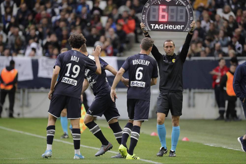 Laurent Koscielny leaves the pitch injured (Photo via FranceFootball.fr)