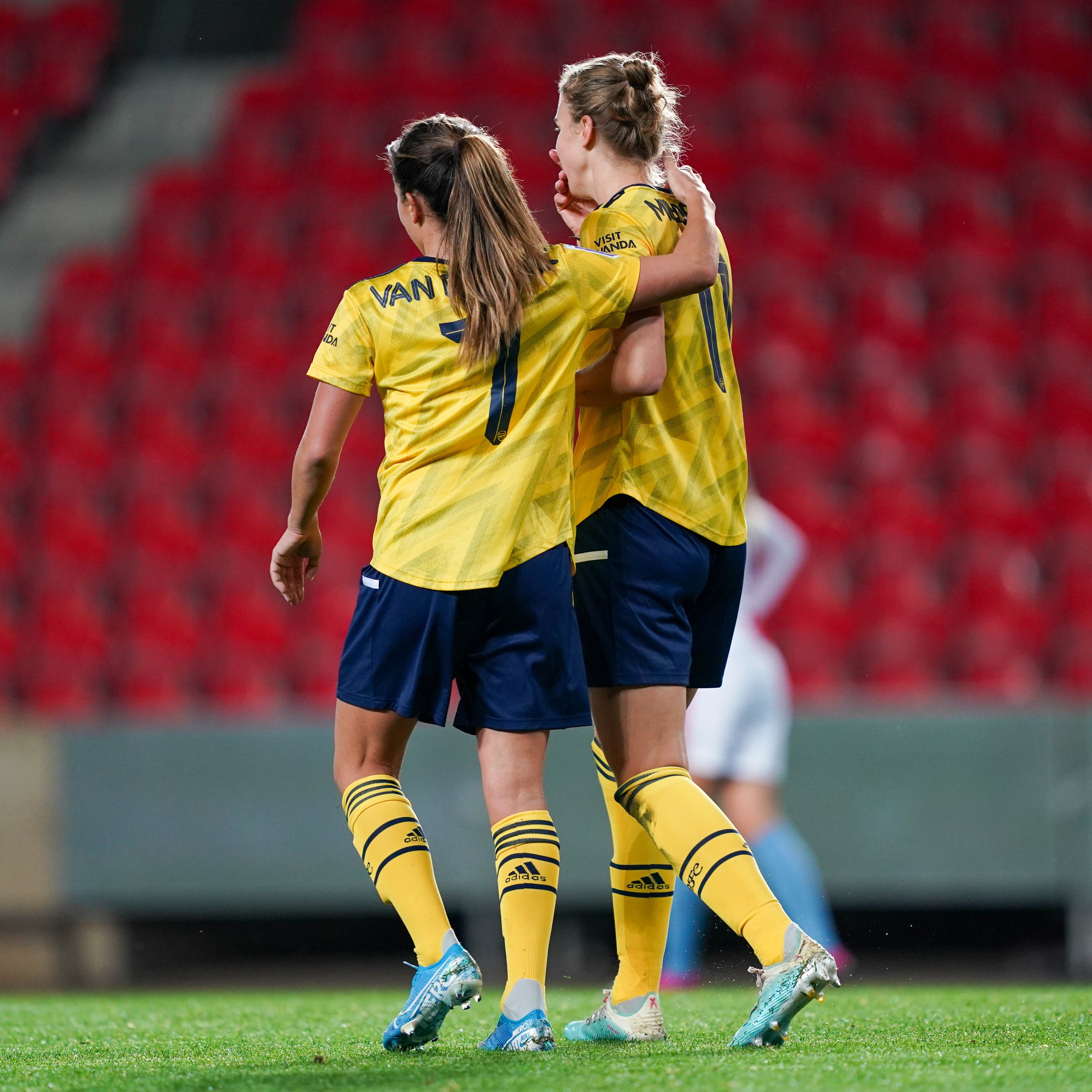 Danielle van de Donk and Vivianne Miedema during Arsenal's match against Slavia Praha (Photo via Twitter / ArsenalWFC)