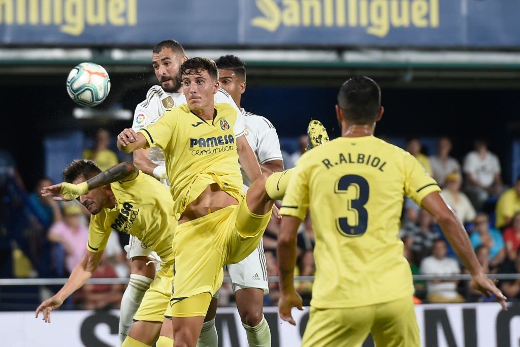 Real Madrid's French forward Karim Benzema (2L) challenges Villarreal's Spanish defender Pau Torres during the Spanish league football match Villarreal CF against Real Madrid CF at La Ceramica stadium in Vila-real on September 1, 2019. (Photo by Josep LAGO / AFP / Getty Images)