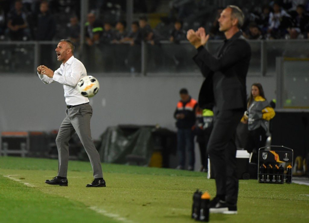 Vitoria Guimaraes' Portuguese coach Ivo Vieira (L) gives instructions to his players from the sideline during the UEFA Europa League group F football match between Vitoria Guimaraes and Eintracht Frankfurt at the Afonso Henriques stadium in Guimaraes on October 3, 2019. (Photo by MIGUEL RIOPA / AFP)