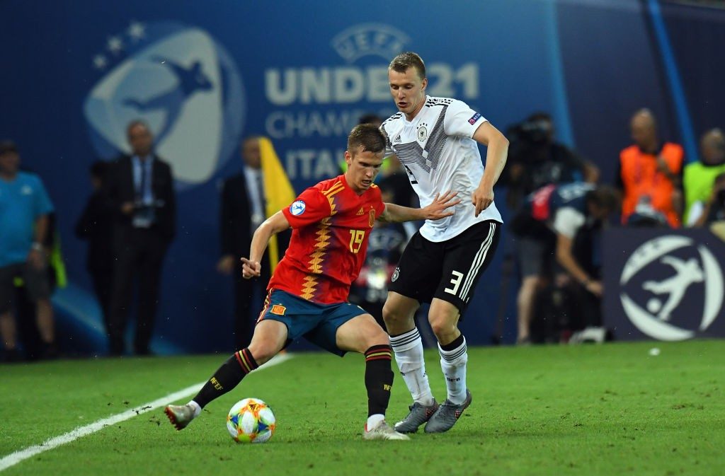 UDINE, ITALY - JUNE 30: Dani Olmo of Spain competes for the ball with Lukas Klostermann of Germany during the 2019 UEFA U-21 Final between Spain and Germany at Stadio Friuli on June 30, 2019, in Udine, Italy. (Photo by Alessandro Sabattini/Getty Images)