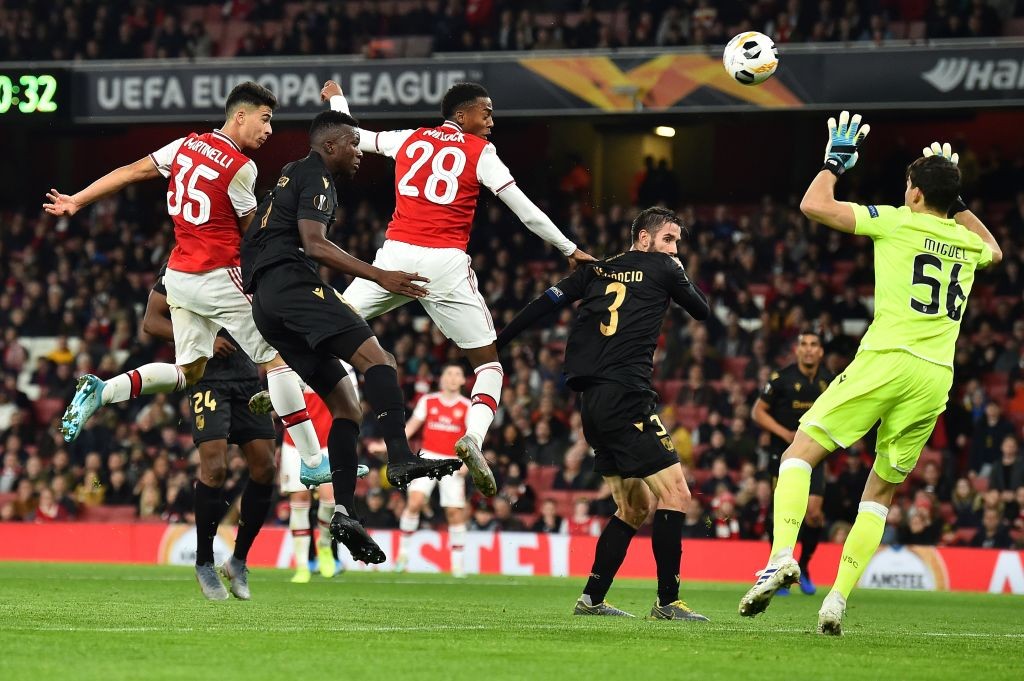 Arsenal's Brazilian striker Gabriel Martinelli (L) heads the ball past Vitoria Guimaraes' Portuguese goalkeeper Miguel Silva (R) to score the equalising goal during their UEFA Europa league Group F football match between Arsenal and Vitoria Guimaraes at the Emirates stadium in London on October 24, 2019. (Photo by Glyn KIRK / AFP / Getty Images)