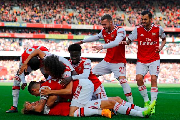 Arsenal's Brazilian defender David Luiz (C) celebrates with teammates after scoring the opening goal of the English Premier League football match between Arsenal and Bournemouth at the Emirates Stadium in London on October 6, 2019. (Photo by Tolga AKMEN / AFP)