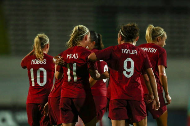 SETUBAL, PORTUGAL - OCTOBER 10: Beth Mead of England celebrates scoring with her team mates during the International Friendly match between Portugal Women and England Women at Estadio do Bonfim on October 10, 2019 in Setubal, Portugal. (Photo by Carlos Rodrigues/Getty Images)
