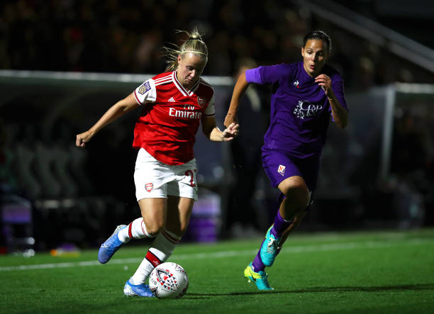 BOREHAMWOOD, ENGLAND - SEPTEMBER 26: Bethany Mead of Arsenal battles with Valery Vigilucci of Fiorentina during the UEFA Women's Champions League match between Arsenal Women and Fiorentina Women at Meadow Park on September 26, 2019 in Borehamwood, England. (Photo by Julian Finney/Getty Images)