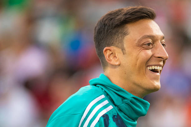 COMMERCE CITY, CO - JULY 15: Mesut Oezil #10 of Arsenal jokes with teammates while warming up against the Colorado Rapids at Dick's Sporting Goods Park on July 15, 2019 in Commerce City, Colorado. (Photo by Timothy Nwachukwu/Getty Images)