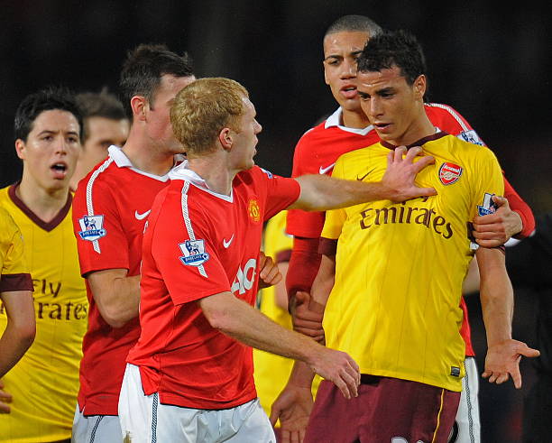 Manchester United's English midfielder Paul Scholes (3rd L) pushes Arsenal's French-Moroccan striker Marouane Chamakh (R) during the FA Cup quarter-final football match between Manchester United and Arsenal at Old Trafford in Manchester, north-west England on March 12, 2011. AFP PHOTO/ANDREW YATES