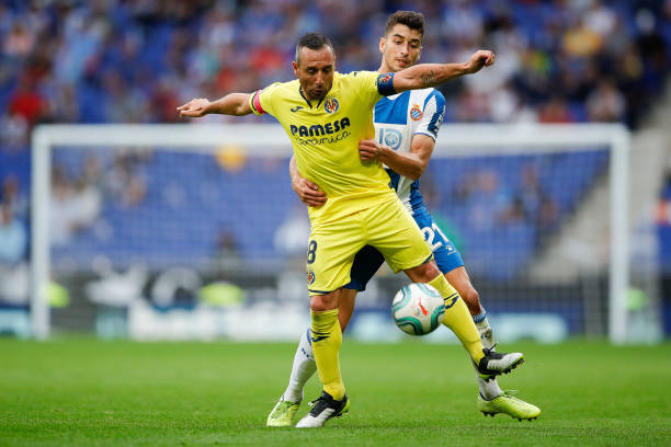 BARCELONA, SPAIN - OCTOBER 20: Santi Cazorla of Villareal CF challenges for the ball against Marc Roca of RCD Espanyol during the Liga match between RCD Espanyol and Villarreal CF at RCDE Stadium on October 20, 2019 in Barcelona, Spain. (Photo by Eric Alonso/Getty Images)
