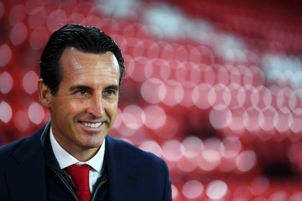 SHEFFIELD, ENGLAND - OCTOBER 21: Unai Emery, Manager of Arsenal inspects the pitch ahead of the Premier League match between Sheffield United and Arsenal FC at Bramall Lane on October 21, 2019 in Sheffield, United Kingdom. (Photo by Laurence Griffiths/Getty Images)