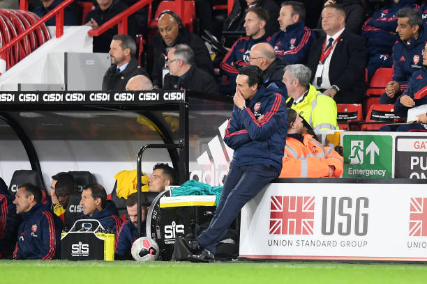 SHEFFIELD, ENGLAND - OCTOBER 21:   Unai Emery, Manager of Arsenal sits on an advertising board on the sideline during the Premier League match between Sheffield United and Arsenal FC at Bramall Lane on October 21, 2019 in Sheffield, United Kingdom. (Photo by Michael Regan/Getty Images)