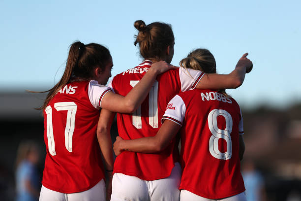 BOREHAMWOOD, ENGLAND - OCTOBER 27: Vivianne Miedema of Arsenal celebrates scoring her side's first goal with team mates during the Barclays FA Women's Super League match between Arsenal and Manchester City at Meadow Park on October 27, 2019 in Borehamwood, United Kingdom. (Photo by Kate McShane/Getty Images)