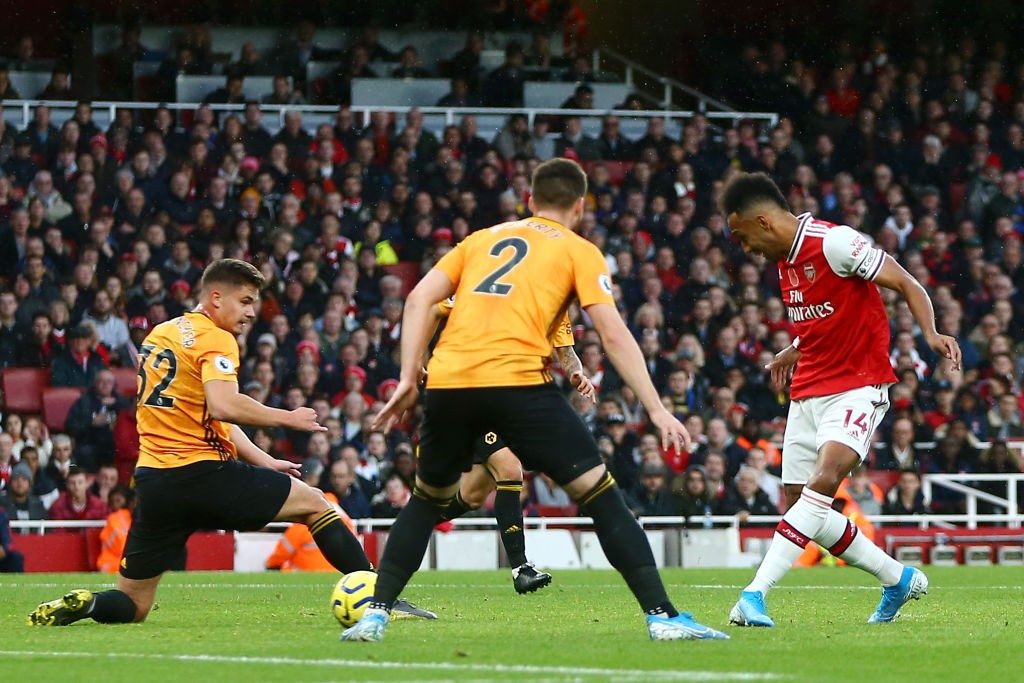 LONDON, ENGLAND - NOVEMBER 02: Pierre-Emerick Aubameyang of Arsenal scores his team's first goal during the Premier League match between Arsenal FC and Wolverhampton Wanderers at Emirates Stadium on November 02, 2019, in London, United Kingdom. (Photo by Jordan Mansfield/Getty Images)