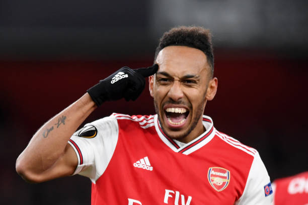 LONDON, ENGLAND - NOVEMBER 28: Pierre-Emerick Aubameyang of Arsenal celebrates after scoring his team's first goal during the UEFA Europa League group F match between Arsenal FC and Eintracht Frankfurt at Emirates Stadium on November 28, 2019 in London, United Kingdom. (Photo by Shaun Botterill/Getty Images)