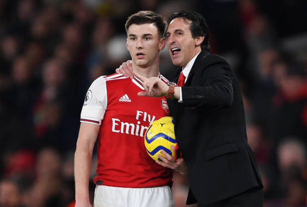 LONDON, ENGLAND - NOVEMBER 23: Unai Emery, Manager of Arsenal gives instructions to Kieran Tierney of Arsenal during the Premier League match between Arsenal FC and Southampton FC at Emirates Stadium on November 23, 2019 in London, United Kingdom. (Photo by Harriet Lander/Getty Images)