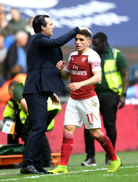 LONDON, ENGLAND - MARCH 02: Unai Emery, Manager of Arsenal pats Lucas Torreira of Arsenal on the back after being sent off during the Premier League match between Tottenham Hotspur and Arsenal FC at Wembley Stadium on March 02, 2019 in London, United Kingdom. (Photo by Michael Regan/Getty Images)