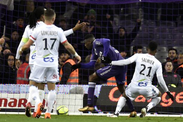 Toulouse's French forward Yaya Sanogo scores a goal during the French L1 football match Toulouse against Strasbourg on March 17, 2018 at the Municipal Stadium in Toulouse, southern France. / AFP PHOTO / Pascal PAVANI 
