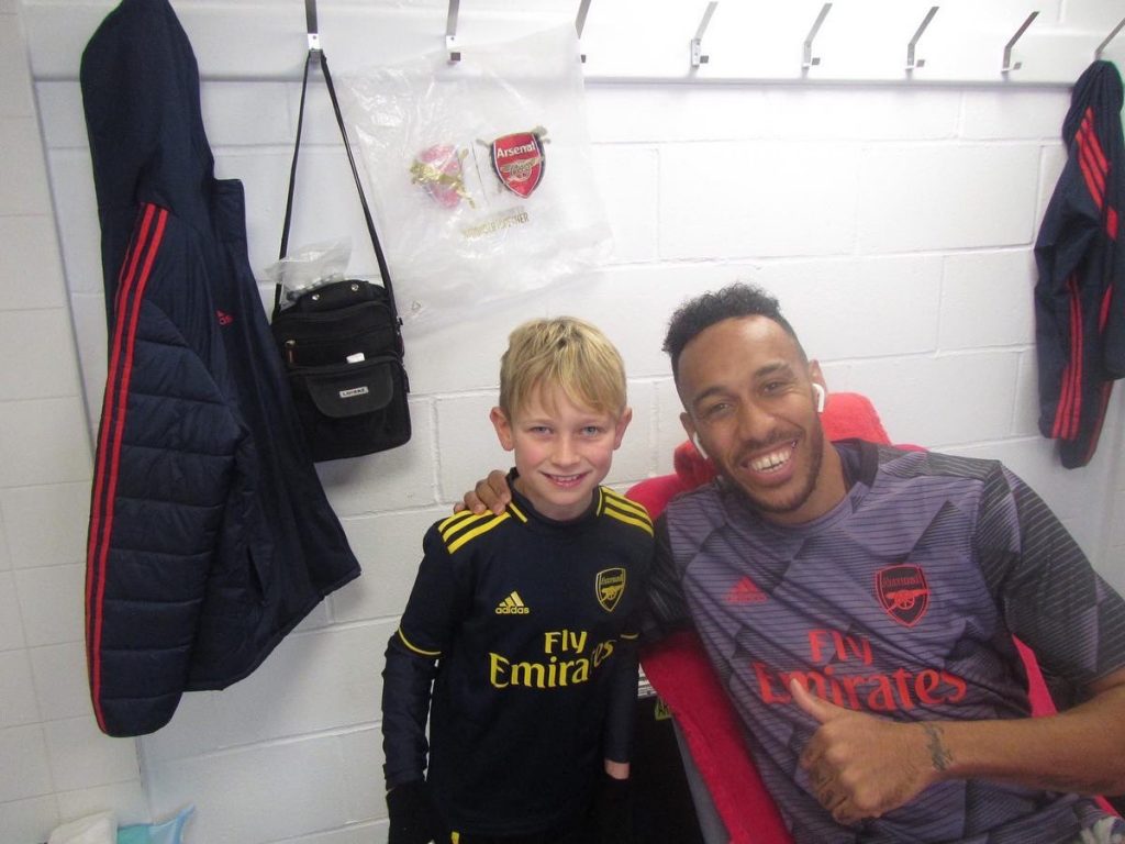 Pierre-Emerick Aubameyang posing with the Arsenal mascot for Sunday's Premier League clash with Norwich City (Photo via Twitter)