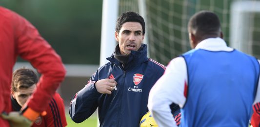 Mikel Arteta speaking to the players in training (Photo via Twitter / Arsenal)