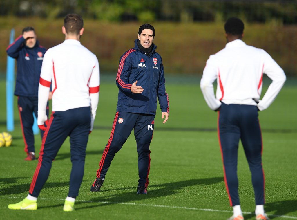 Mikel Arteta speaking to the players in training (Photo via Twitter / Arsenal)