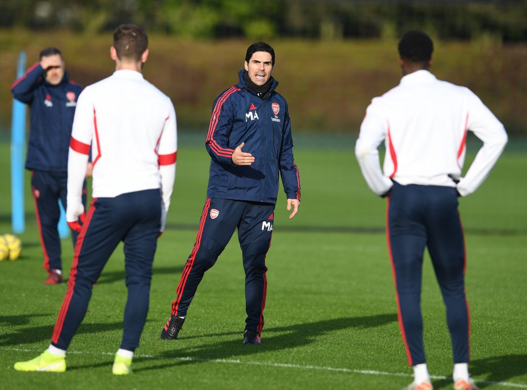 Mikel Arteta speaking to the players in training (Photo via Twitter / Arsenal)