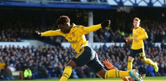 LIVERPOOL, ENGLAND - DECEMBER 21: Yerry Mina of Everton tackles Bukayo Saka of Arsenal during the Premier League match between Everton FC and Arsenal FC at Goodison Park on December 21, 2019, in Liverpool, United Kingdom. (Photo by Alex Livesey/Getty Images)