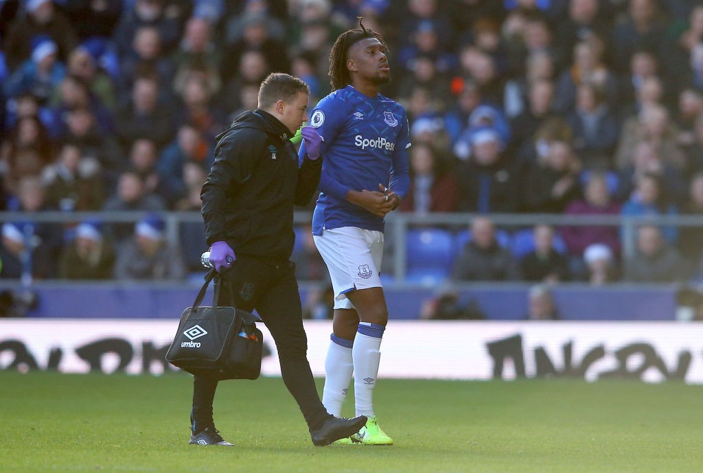 LIVERPOOL, ENGLAND - DECEMBER 21: Alex Iwobi of Everton walks off injured during the Premier League match between Everton FC and Arsenal FC at Goodison Park on December 21, 2019, in Liverpool, United Kingdom. (Photo by Alex Livesey/Getty Images)