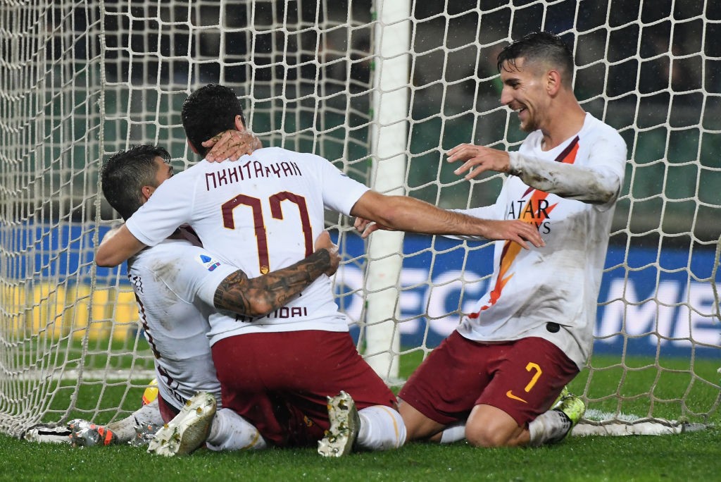 VERONA, ITALY - DECEMBER 01: Henrikh Mkhitaryan of As Roma celebrates after scoring the 1-3 goal with team mates during the Serie A match between Hellas Verona and AS Roma at Stadio Marcantonio Bentegodi on December 1, 2019, in Verona, Italy. (Photo by Alessandro Sabattini/Getty Images)
