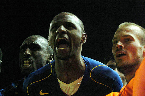 LIVERPOOL, UNITED KINGDOM:  Arsenal's Patrick Vieira (C) celebrates with Sol Campbell (L) and Fredrik Ljungberg (R) after scoring against Liverpool during their football match in Anfield, Liverpool, 28 November 2004.    AFP PHOTO/PAUL BARKER
