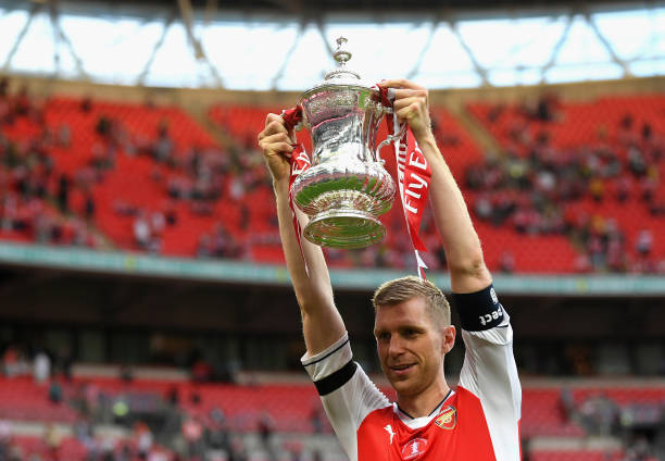 LONDON, ENGLAND - MAY 27: Per Mertesacker of Arsenal celebrates with the trophy after The Emirates FA Cup Final between Arsenal and Chelsea at Wembley Stadium on May 27, 2017 in London, England. (Photo by Laurence Griffiths/Getty Images)