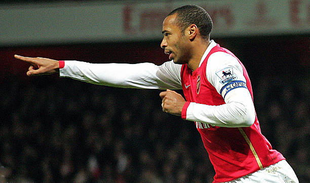 LONDON, UNITED KINGDOM: Arsenal's Captain Thierry Henry celebrates after scoring from a penalty shot during their Premiership match against Charlton at home to Arsenal, 02 January 2006. AFP PHOTO/CARL DE SOUZA Mobile and website use of domestic English football pictures subject to description of licence with Football Association Premier League (FAPL). For licence enquiries please telephone +44 207 298 1656. For newspapers where the football content of the printed version and the electronic version are identical, no licence is needed (Photo credit should read CARL DE SOUZA/AFP via Getty Images)