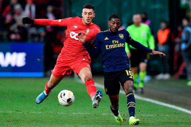 Standard Liege's Belgian midfielder Selim Amallah (L) fights for the ball with Arsenal's English midfielder Ainsley Maitland-Niles during the UEFA Europa League Group F football match between R. Standard de Liege and Arsenal FC at the Maurice Dufrasne Stadium in Sclessin on December 12, 2019. (Photo by JOHN THYS / AFP) (Photo by JOHN THYS/AFP via Getty Images)