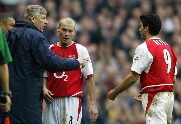 LONDON, UNITED KINGDOM:  Arsenal manager French Arsene Wenger (L) briefs midfielder Swede Freddie Ljungberg (C) and forward Jose Reyes during play against Manchester United in an FA Premier League clash at Highbury in London 28 March 2004. The match ended in a 1-1 draw.   (Photo credit ODD ANDERSEN/AFP via Getty Images)