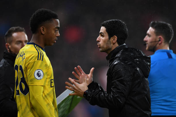 BOURNEMOUTH, ENGLAND - DECEMBER 26: Mikel Arteta, Manager of Arsenal speaks with Joe Willock of Arsenal before he is substituted on during the Premier League match between AFC Bournemouth and Arsenal FC at Vitality Stadium on December 26, 2019 in Bournemouth, United Kingdom. (Photo by Harriet Lander/Getty Images)