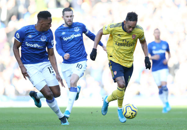 LIVERPOOL, ENGLAND - DECEMBER 21: Pierre-Emerick Aubameyang of Arsenal battles for possession with Yerry Mina of Everton during the Premier League match between Everton FC and Arsenal FC at Goodison Park on December 21, 2019 in Liverpool, United Kingdom. (Photo by Jan Kruger/Getty Images)
