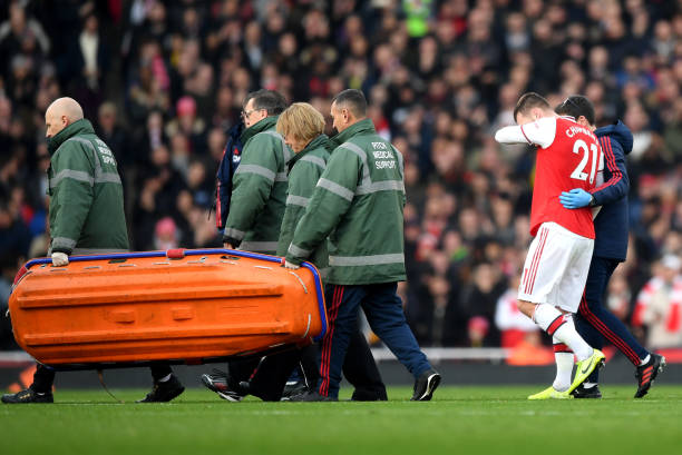 LONDON, ENGLAND - DECEMBER 29: Callum Chambers of Arsenal leaves the pitch following an injury during the Premier League match between Arsenal FC and Chelsea FC at Emirates Stadium on December 29, 2019 in London, United Kingdom. (Photo by Shaun Botterill/Getty Images)