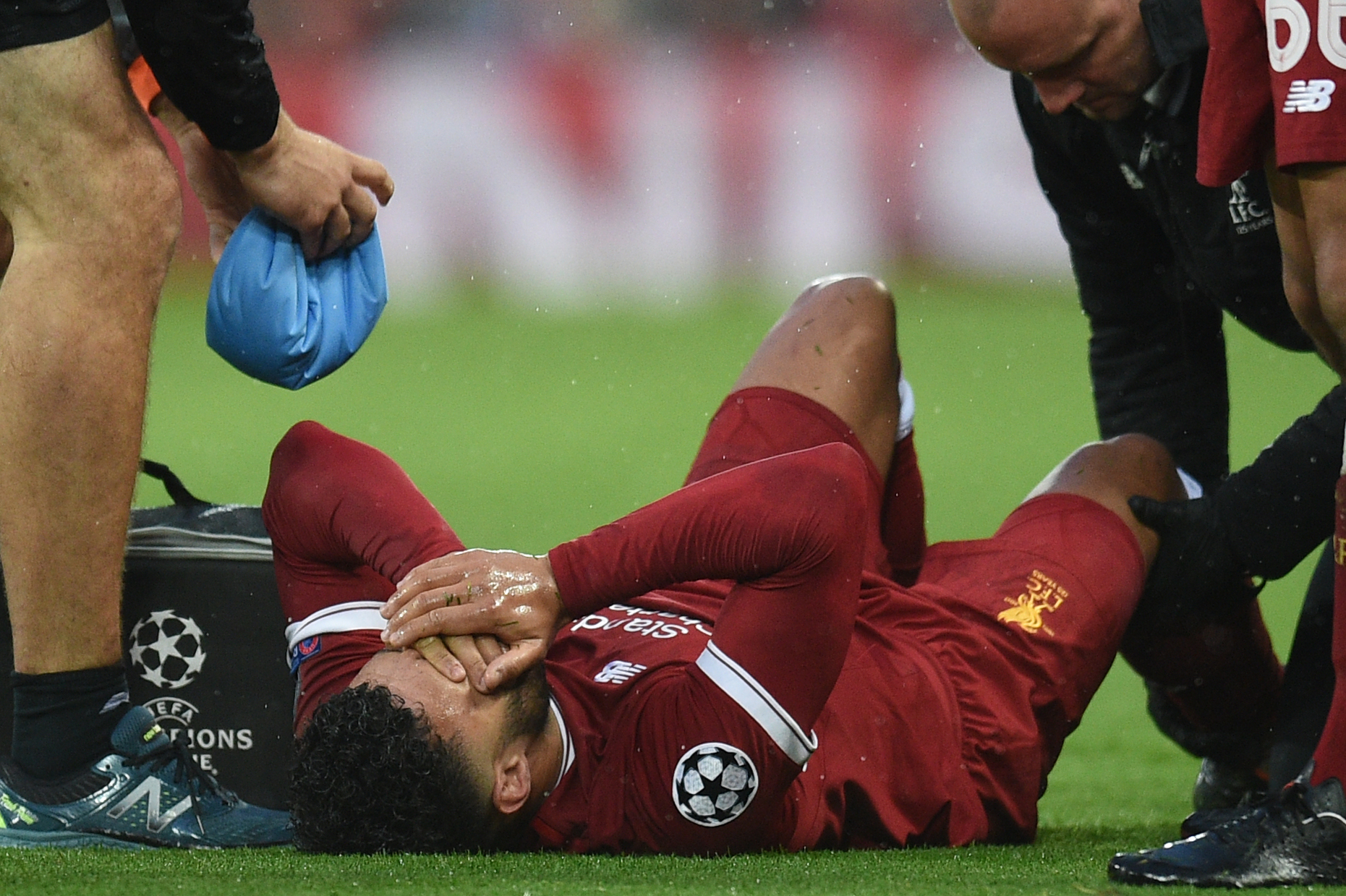 Liverpool's English midfielder Alex Oxlade-Chamberlain reacts after picking up an injury during the UEFA Champions League first leg semi-final football match between Liverpool and Roma at Anfield stadium in Liverpool, north west England on April 24, 2018. (Photo by Oli SCARFF / AFP) 