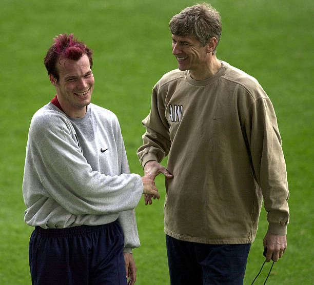 16 Apr 2001: Arsenal manager Arsene Wenger wishes Freddie Ljungberg a happy birthday during training ahead of the Champions League match against Valencia in Spain. Credit: Ross Kinnaird/ALLSPORT