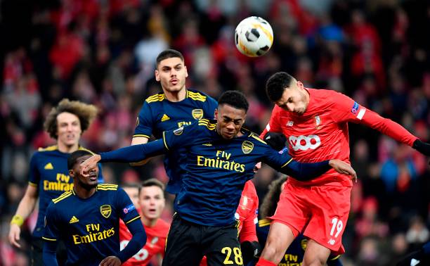 Arsenal's English midfielder Joe Willock (C) fights for the ball with Standard Liege's Belgian midfielder Selim Amallah (R) during the UEFA Europa League Group F football match between R. Standard de Liege and Arsenal FC at the Maurice Dufrasne Stadium in Sclessin on December 12, 2019. (Photo by JOHN THYS / AFP) (Photo by JOHN THYS/AFP via Getty Images)