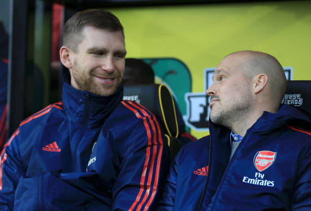 NORWICH, ENGLAND - DECEMBER 01: Interim Manager of Arsenal, Freddie Ljungberg next to Per Mertesacker during the Premier League match between Norwich City and Arsenal FC at Carrow Road on December 01, 2019 in Norwich, United Kingdom. (Photo by Stephen Pond/Getty Images)