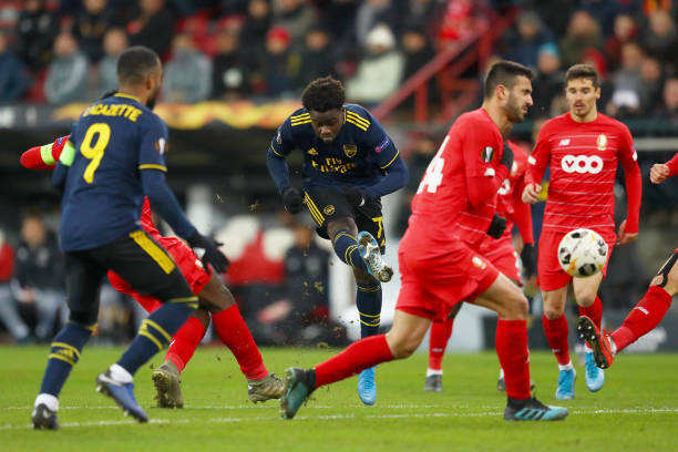 LIEGE, BELGIUM - DECEMBER 12: Bukayo Saka of Arsenal scores his team's second goal during the UEFA Europa League group F match between Standard Liege and Arsenal FC at Stade Maurice Dufrasne on December 12, 2019 in Liege, Belgium. (Photo by Dean Mouhtaropoulos/Getty Images)