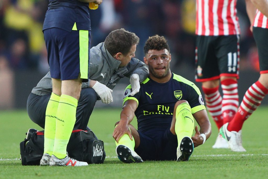 SOUTHAMPTON, ENGLAND - MAY 10: Alex Oxlade-Chamberlain of Arsenal receives treatment before leaving the field injured during the Premier League match between Southampton and Arsenal at St Mary's Stadium on May 10, 2017 in Southampton, England. (Photo by Ian Walton/Getty Images)