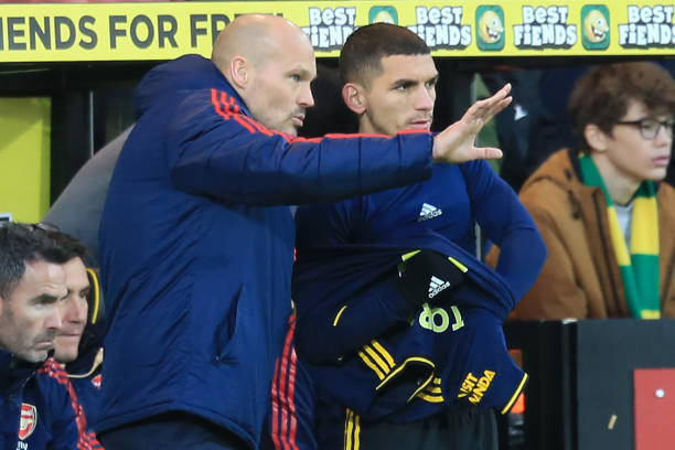 Arsenal's Swedish Interim head coach Freddie Ljungberg (L) speaks with Arsenal's Uruguayan midfielder Lucas Torreira during the English Premier League football match between Norwich City and Arsenal at Carrow Road in Norwich, eastern England on December 1, 2019. (Photo by Lindsey Parnaby / AFP)