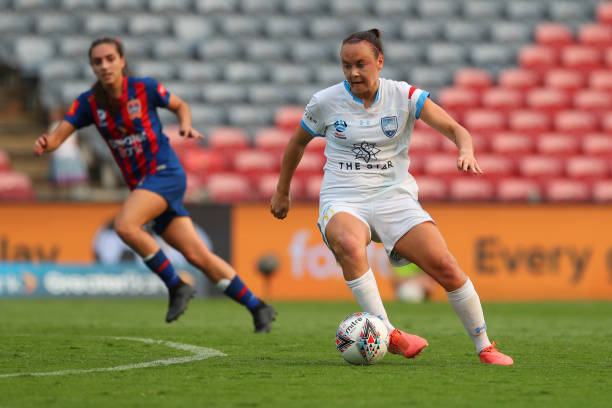NEWCASTLE, AUSTRALIA - DECEMBER 15: Caitlin Foord of Sydney FC controls the ball during the round five W-League match between the Newcastle Jets and Sydney FC at on December 15, 2019 in Newcastle, Australia. (Photo by Tony Feder/Getty Images)
