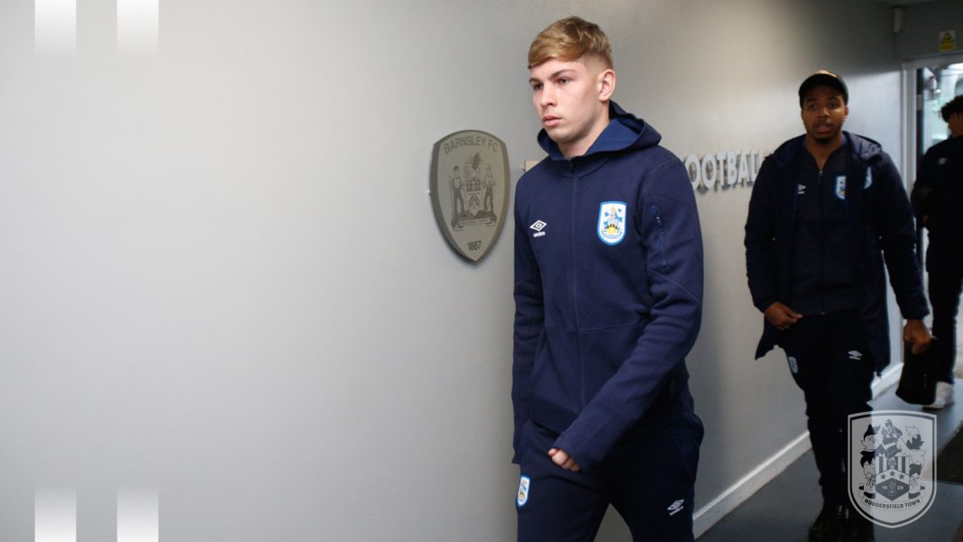 Emile Smith Rowe with the Huddersfield squad against Barnsley (Photo via Twitter)