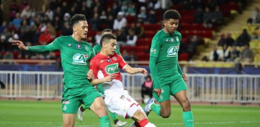 Monaco's French forward Wissam Ben Yedder (C) vies with Saint-Etienne's french defender William Saliba (L) and Saint-Etienne's French defender Wesley Fofana (R) during the French Cup football match between Monaco and Saint-Etienne at the "Louis II" stadium in Monaco on January 28, 2020. (Photo by VALERY HACHE / AFP)