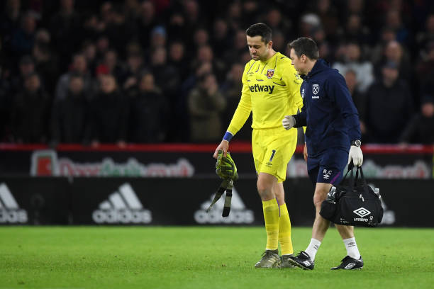 SHEFFIELD, ENGLAND - JANUARY 10: Lukasz Fabianski of West Ham United walks off the pitch after becoming injured during the Premier League match between Sheffield United and West Ham United at Bramall Lane on January 10, 2020 in Sheffield, United Kingdom. (Photo by Michael Regan/Getty Images)